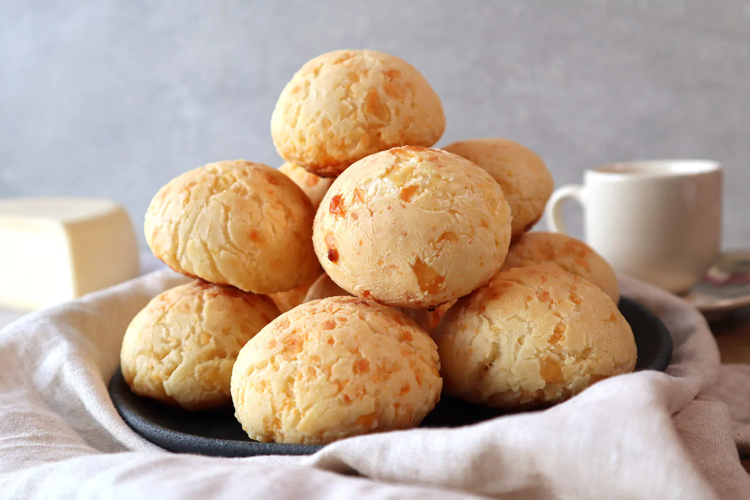 Os pães de queijo são uma iguaria que conquista paladares por sua textura macia por dentro e crocante por fora.