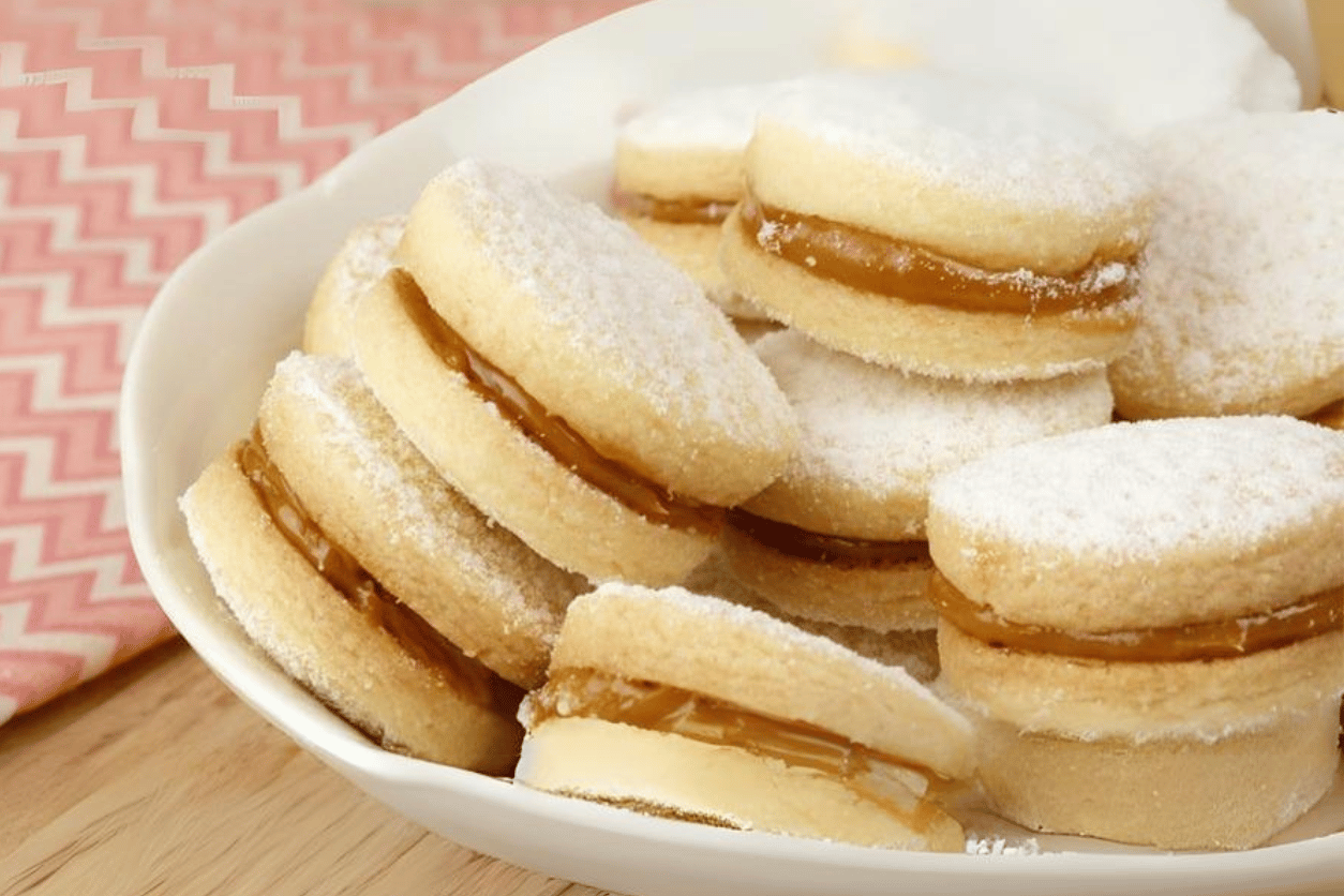 O bem casadinho é aquele docinho tradicional que muitos amam, seja em casamentos, festas ou outras celebrações.