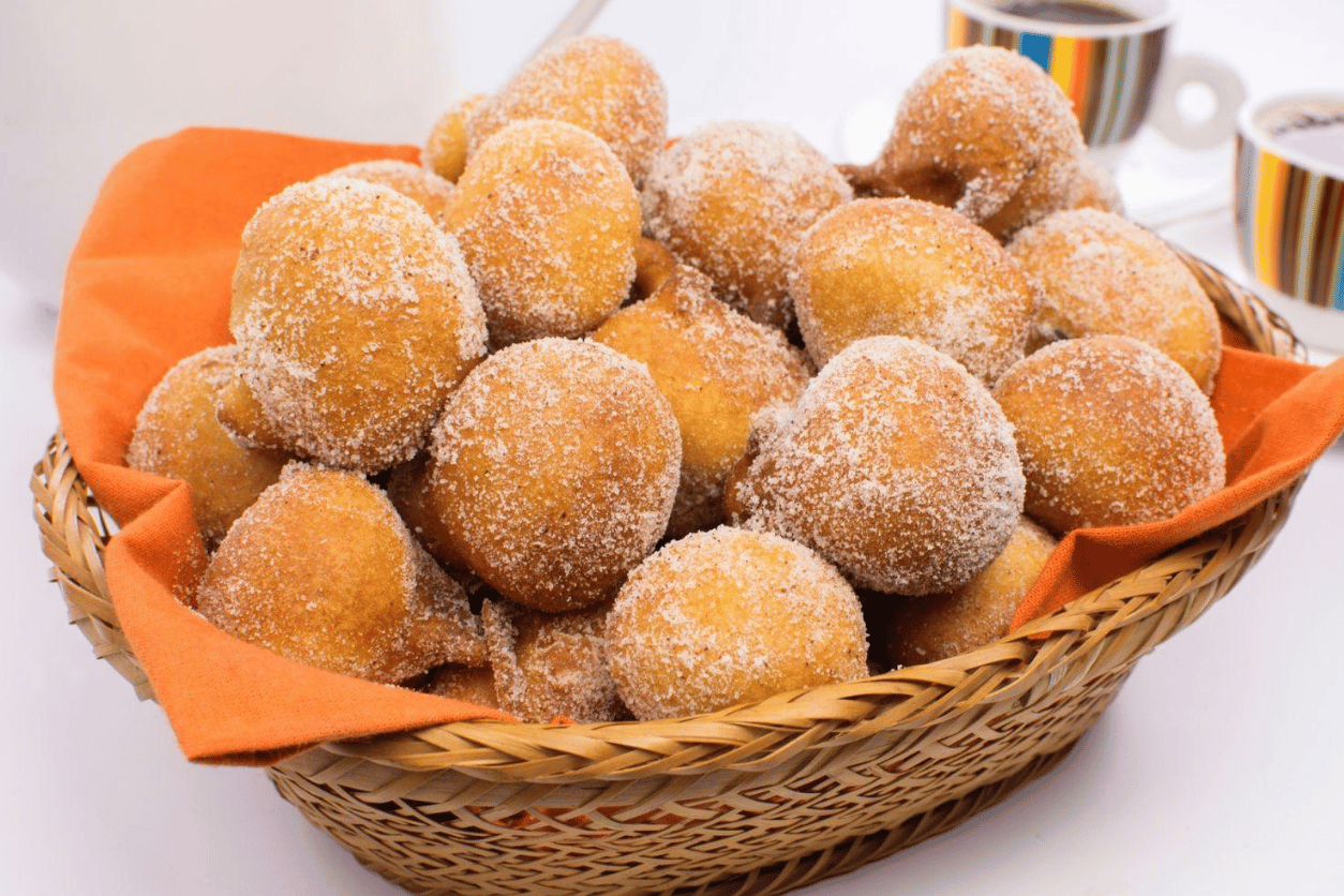 Os bolinhos de chuva são um clássico da culinária brasileira, remetendo a momentos de infância e a tardes aconchegantes na casa dos avós.