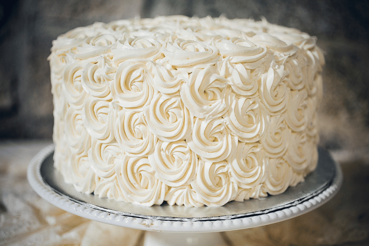 O bolo de casamento simples é uma das estrelas principais da festa. Ele representa a união e o momento doce que o casal está celebrando.