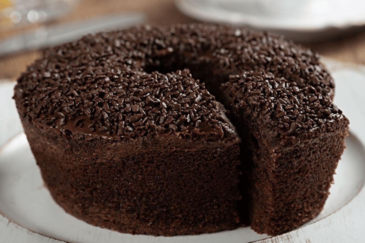 Bolo de chocolate com água é uma receita prática que combina simplicidade com um sabor irresistível.