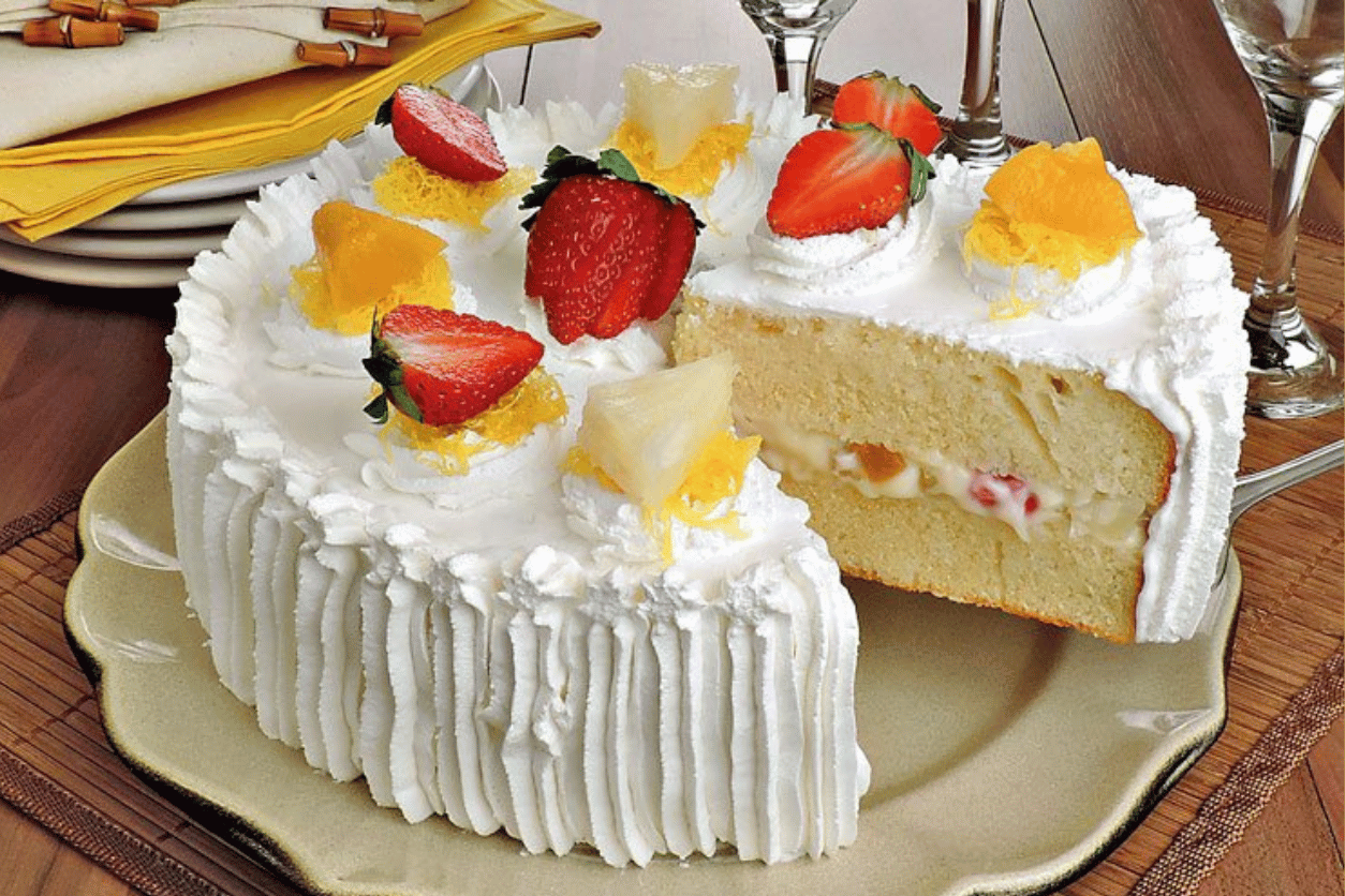 O bolo de frutas é um clássico que combina o frescor natural das frutas com a doçura suave da massa.