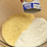 O bolo de fubá com creme de leite é uma receita simples e acolhedora, que pode fazer qualquer dia ficar mais especial.