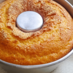 O bolo de fubá sem leite é uma alternativa deliciosa e prática para quem busca um bolo simples, saboroso e que não leva leite na receita.