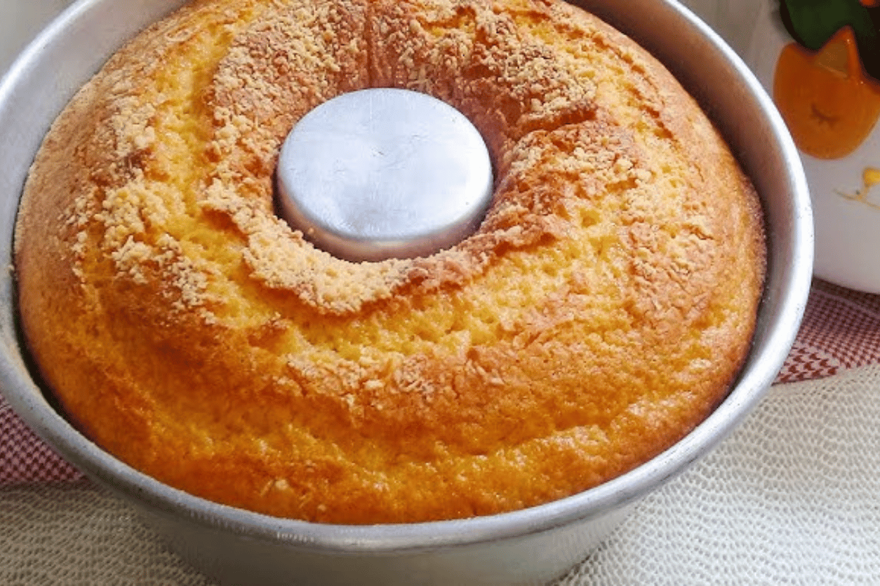 O bolo de fubá sem leite é uma alternativa deliciosa e prática para quem busca um bolo simples, saboroso e que não leva leite na receita.