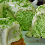 O bolo de limão e gelatina é uma sobremesa refrescante, leve e ideal para qualquer ocasião, desde um café da tarde até festas de aniversário.