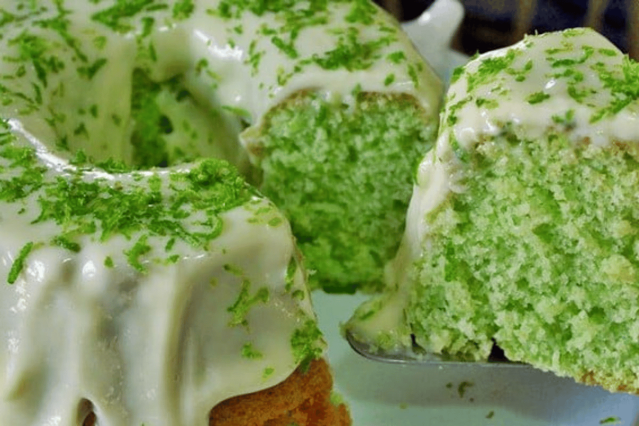 O bolo de limão e gelatina é uma sobremesa refrescante, leve e ideal para qualquer ocasião, desde um café da tarde até festas de aniversário.