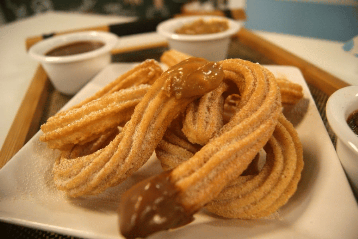 Neste artigo, vamos ensinar passo a passo como fazer churros e garantir que você tenha sucesso na sua receita.