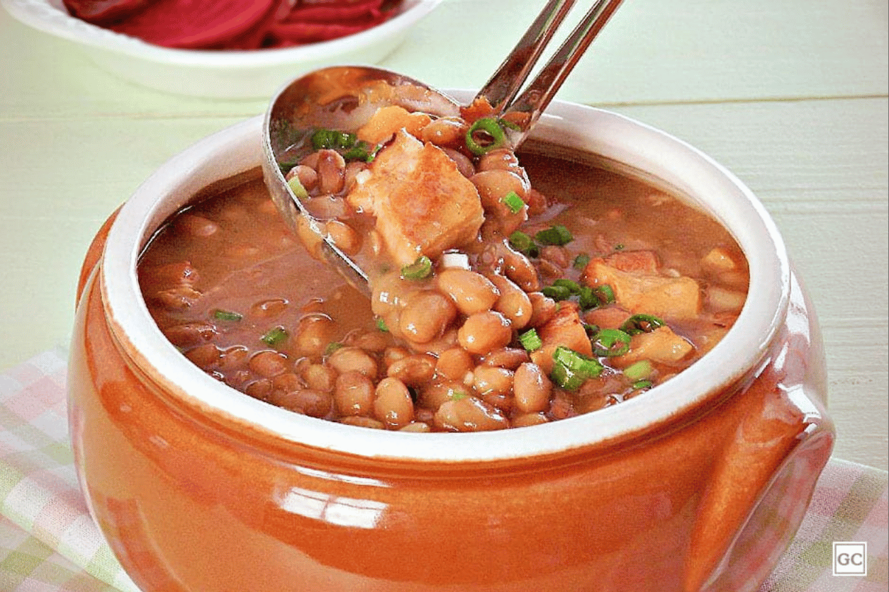 O feijão é um dos alimentos mais tradicionais da culinária brasileira, presente em refeições diárias em todo o país.