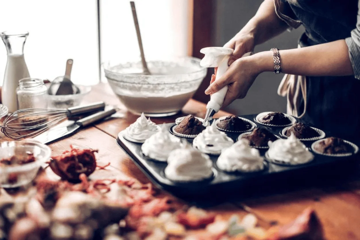 Se você gosta de cozinhar e preparar bolos, sorvetes e outras sobremesas em casa, provavelmente já ouviu falar de emulsificante caseiro.