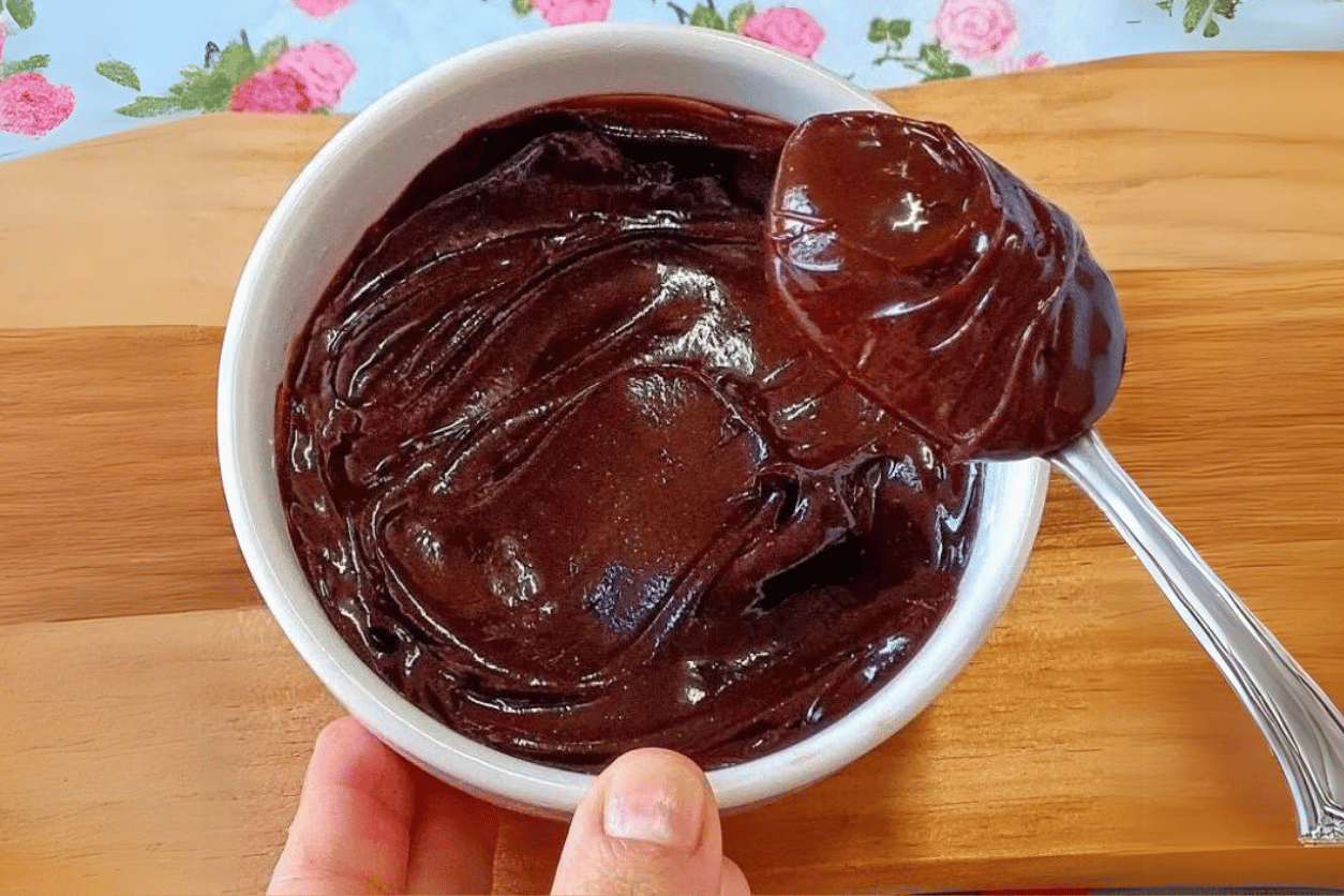 Ganache é aquele tipo de creme de chocolate que transforma qualquer sobremesa em algo especial.