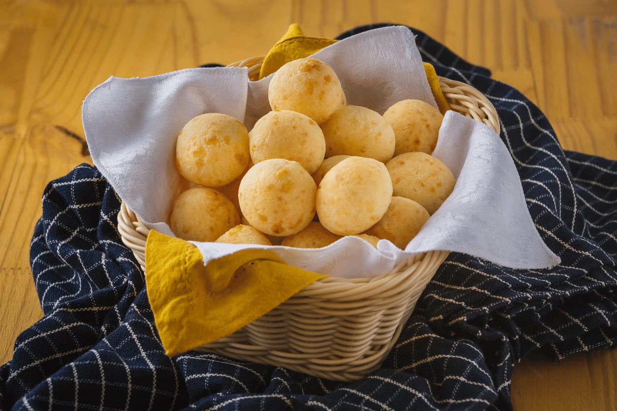 Com as receitas de pão de queijo simples, qualquer um pode aproveitar essa delícia no conforto de casa, mesmo sem muita experiência na cozinha.