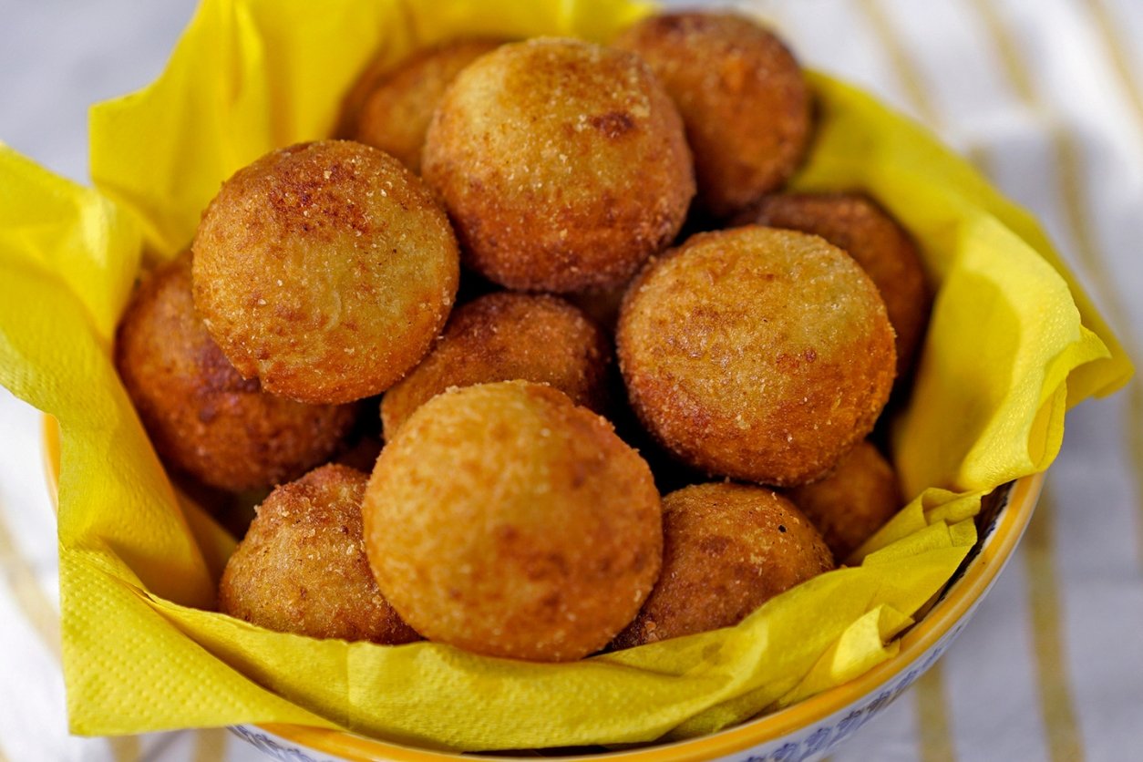 Veja como fazer bolinho de milho, eles são uma verdadeira delícia que agradam em diversas ocasiões