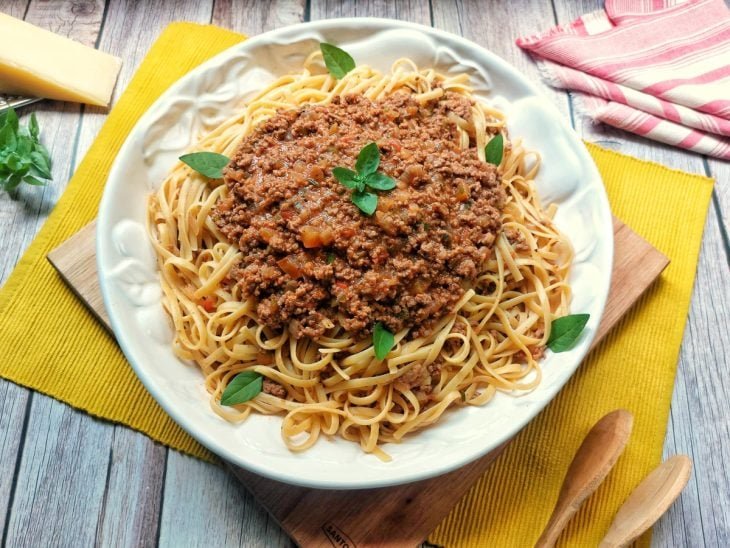 O macarrão com carne moída é uma das receitas mais tradicionais e queridas na culinária brasileira.