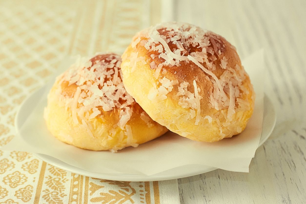 Quem não gosta de um pão doce caseiro? Aquele cheirinho que toma conta da casa enquanto a massa cresce, o sabor que é pura poesia em forma de comida.