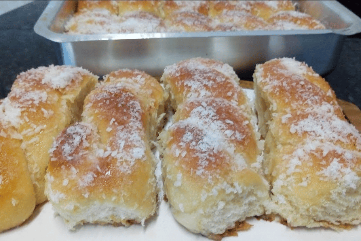 O pão doce de coco é uma iguaria que conquista corações e paladares por sua suavidade, sabor marcante e a combinação