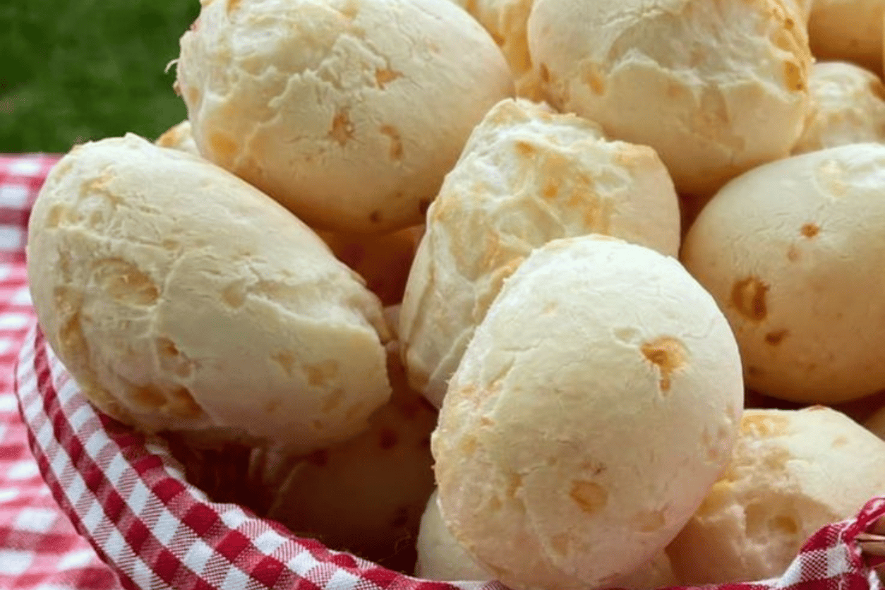 O pão de queijo caseiro é um ícone da culinária brasileira, sendo uma verdadeira paixão nacional.