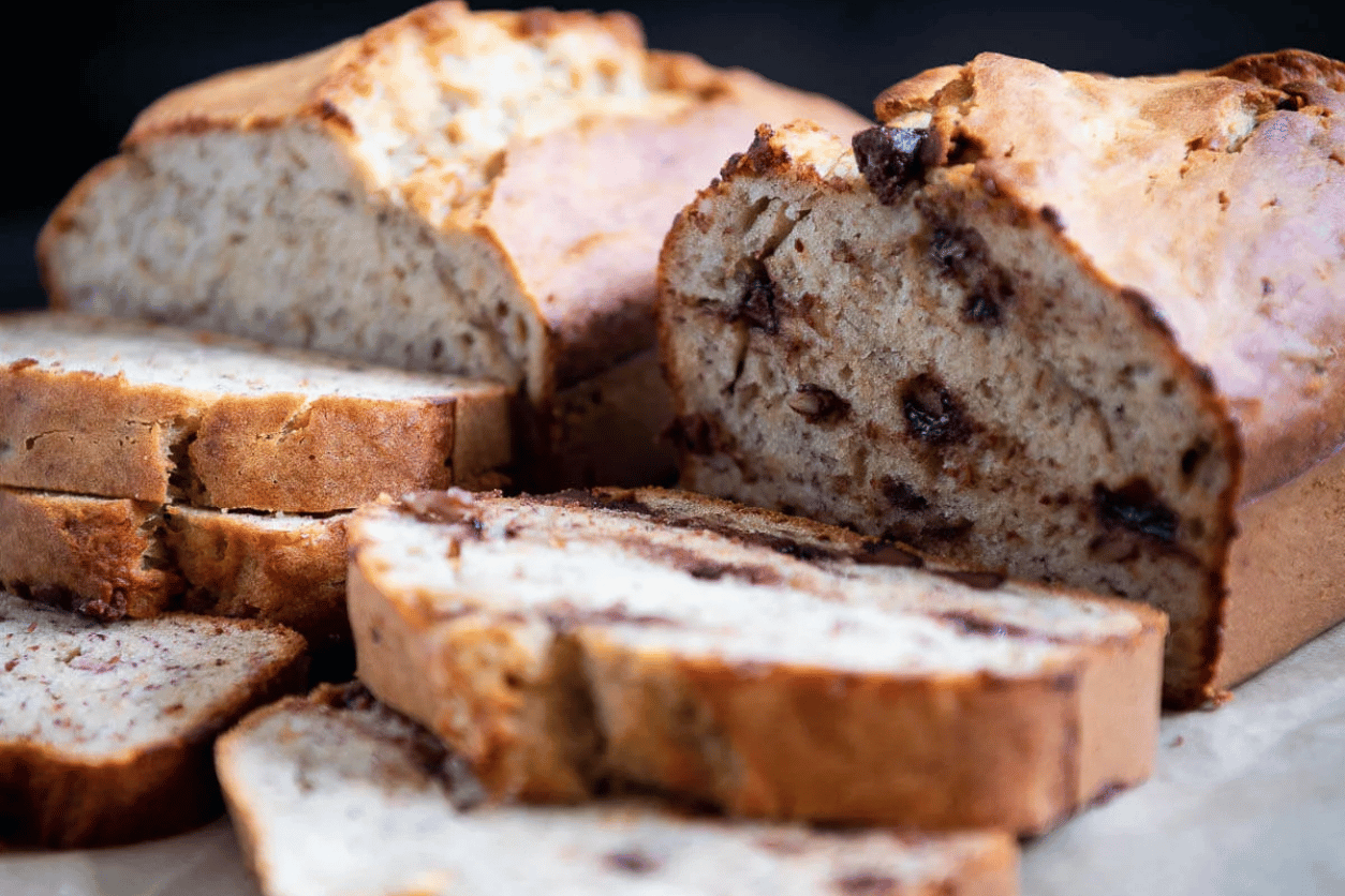 Relativamente conhecido como uma das receitas de panificação mais fáceis que existem, essa receita de pão de banana é definitivamente