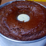 O bolo de chocolate é uma das receitas mais queridas por todos, independente da idade.