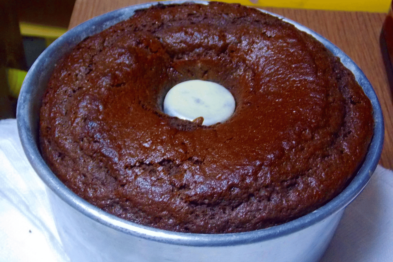 O bolo de chocolate é uma das receitas mais queridas por todos, independente da idade.