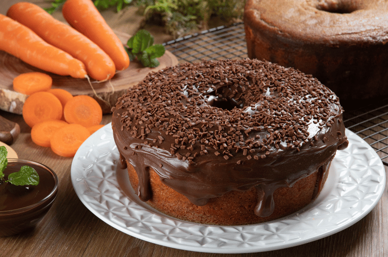 Bolo de cenoura perfeito macio, fofinho e com cobertura