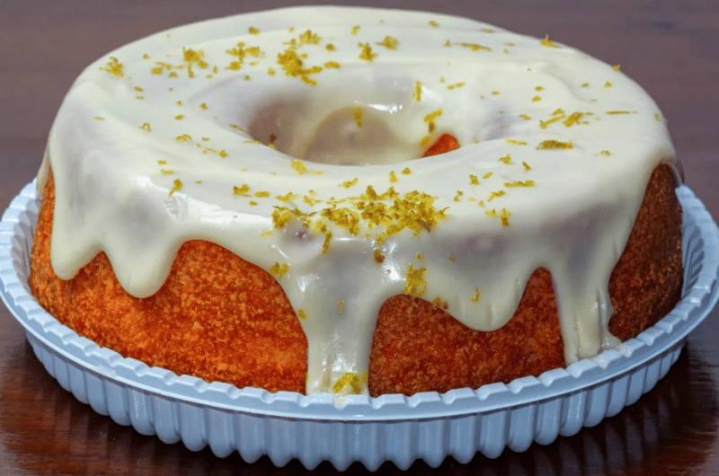 Bolo de limão com cobertura cremosa