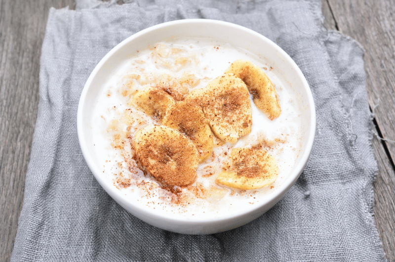 Mingau de aveia com banana e canela