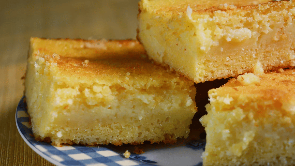 Bolo de milho cremoso com coco