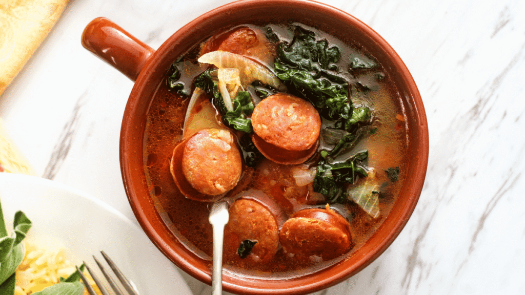 Caldo verde com couve e linguiça