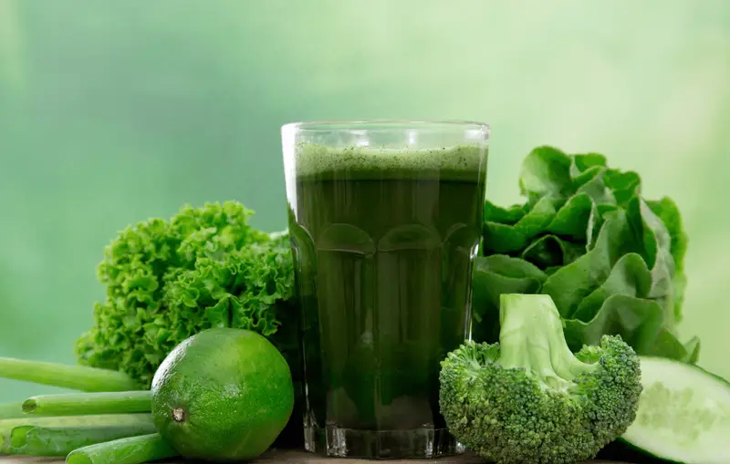 Suco verde com couve e limão