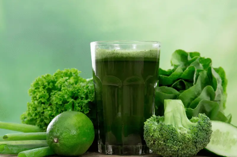 Suco verde com couve e limão