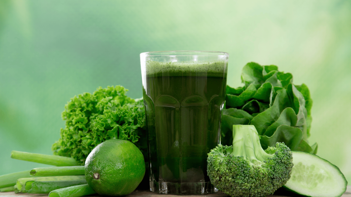 Suco verde com couve e limão