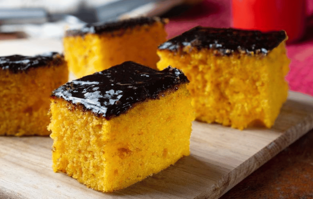 Bolo de cenoura húmido e fofo