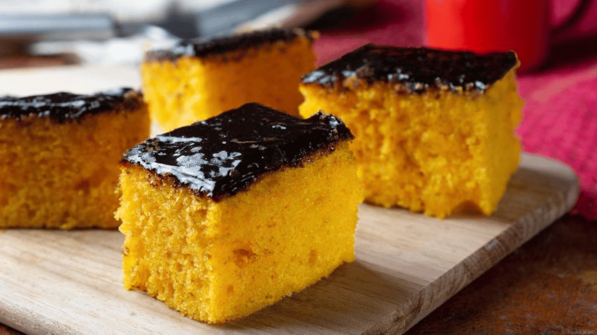 Bolo de cenoura húmido e fofo