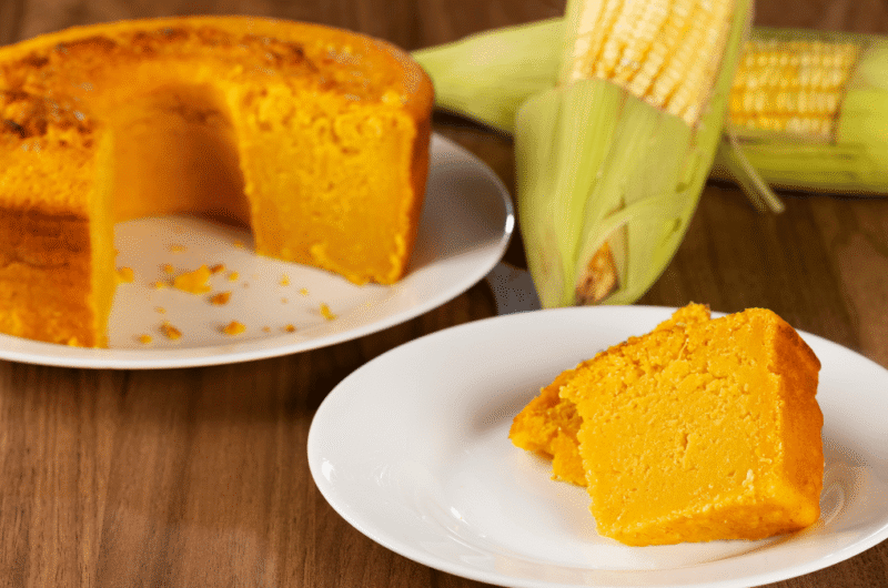 Qual é a origem do bolo de milho