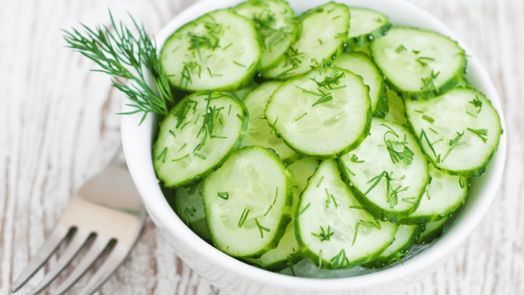 Salada de pepino fácil e refrescante: passo a passo Salada de pepino