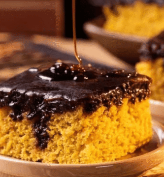Bolo de cenoura simples com cobertura que não endurece