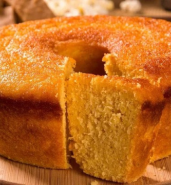 Bolo rápido com poucos ingredientes para visitas